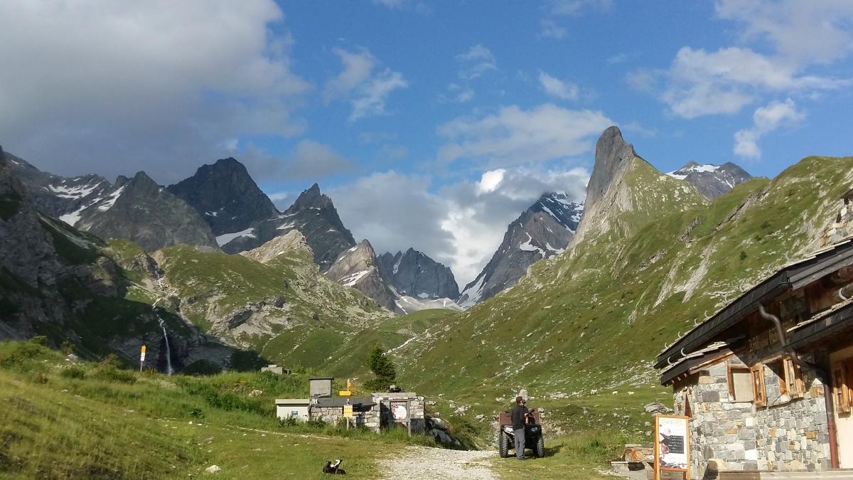 vue sur la pointe de la Glière et l'aiguille de la Vanoise
