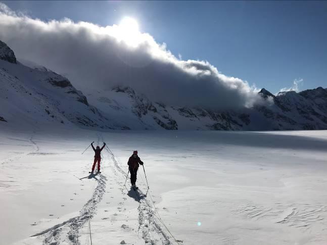 Du monde sur le glacier…mais nous sommes les seuls à ski au départ du Refuge du Glacier Blanc ! Merci Ben pour ce choix stratégique pertinent !