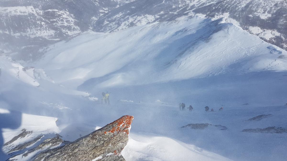 Arrivée au sommet sous la neige soufflée