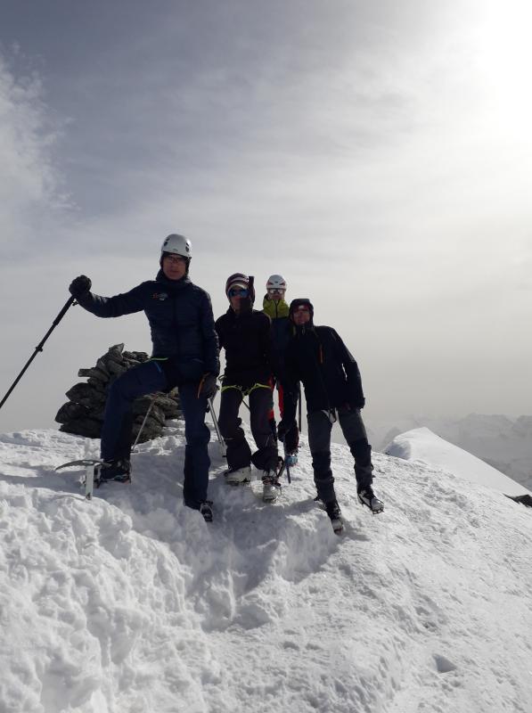 une partie de l'équipe en haut de Méan Martin