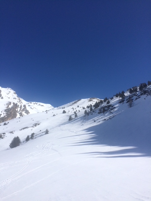 Au loin, le sommet