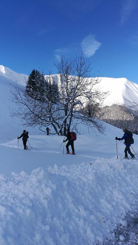 Beau ciel bleu au départ avec le Grand Serre au fond