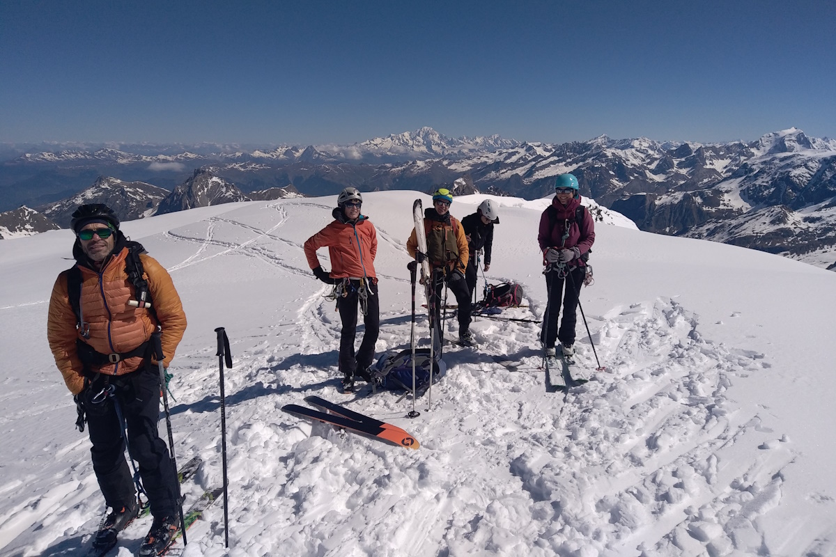 Le groupe sur le Dôme de Polset (Mont Blanc au fond)
