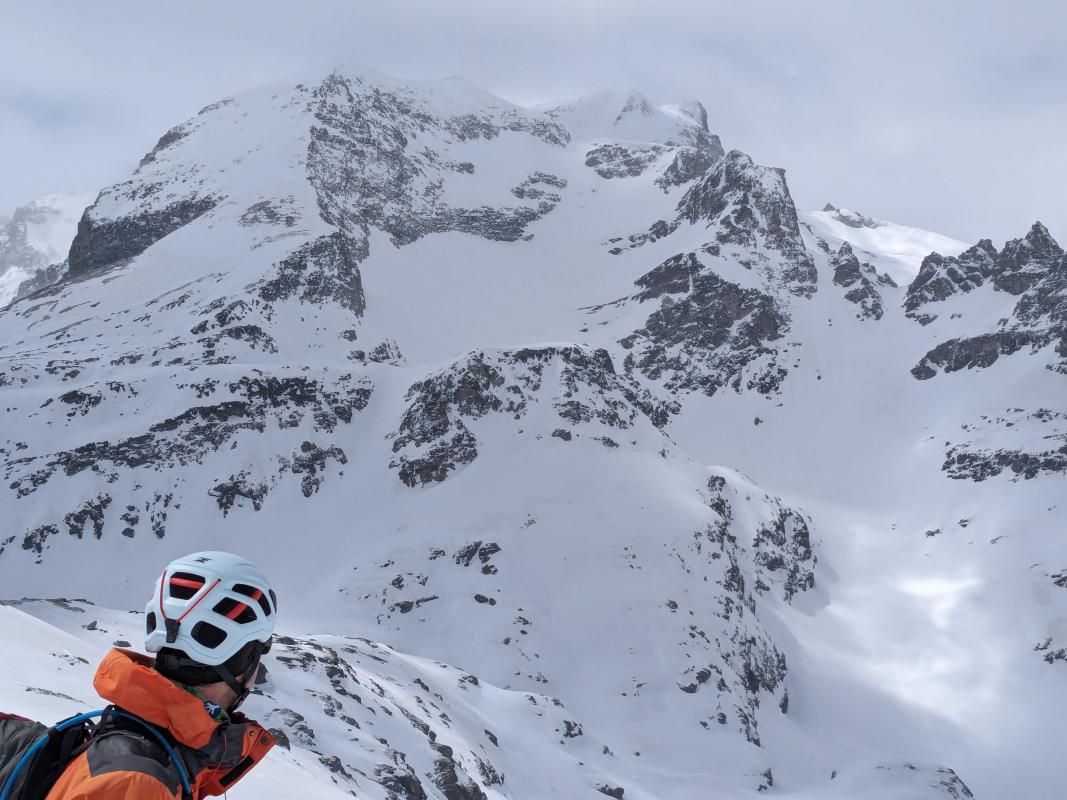En face : A gauche le glacier d'Ambin repéré pour Dimanche et à droite le col du grand Cordonnier pour tout à l'heure...