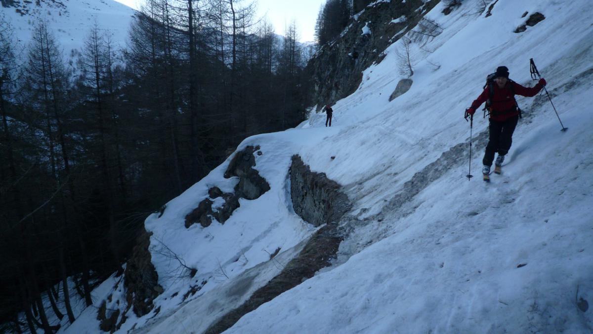 Route d'accès ravagée par des coulées
